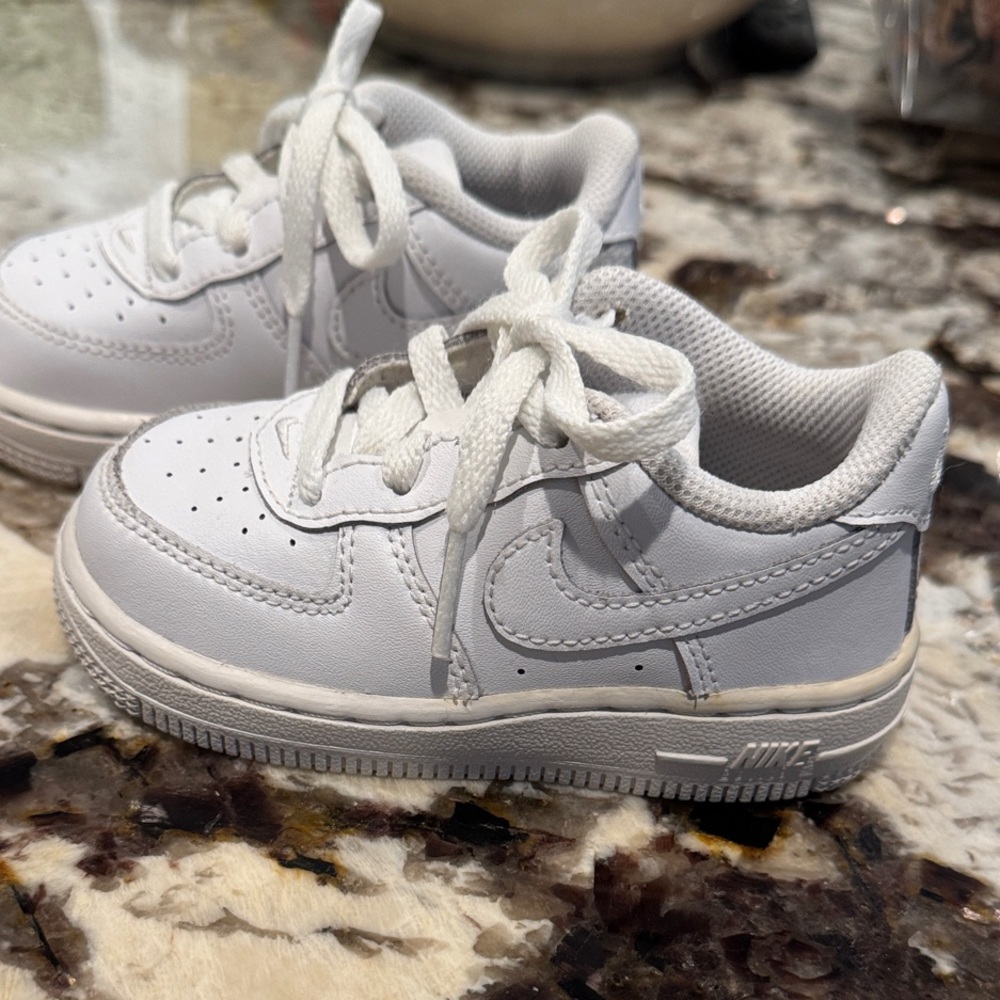Toddler Nike Kids Classic Air Force 1 Low White Sneakers 6C